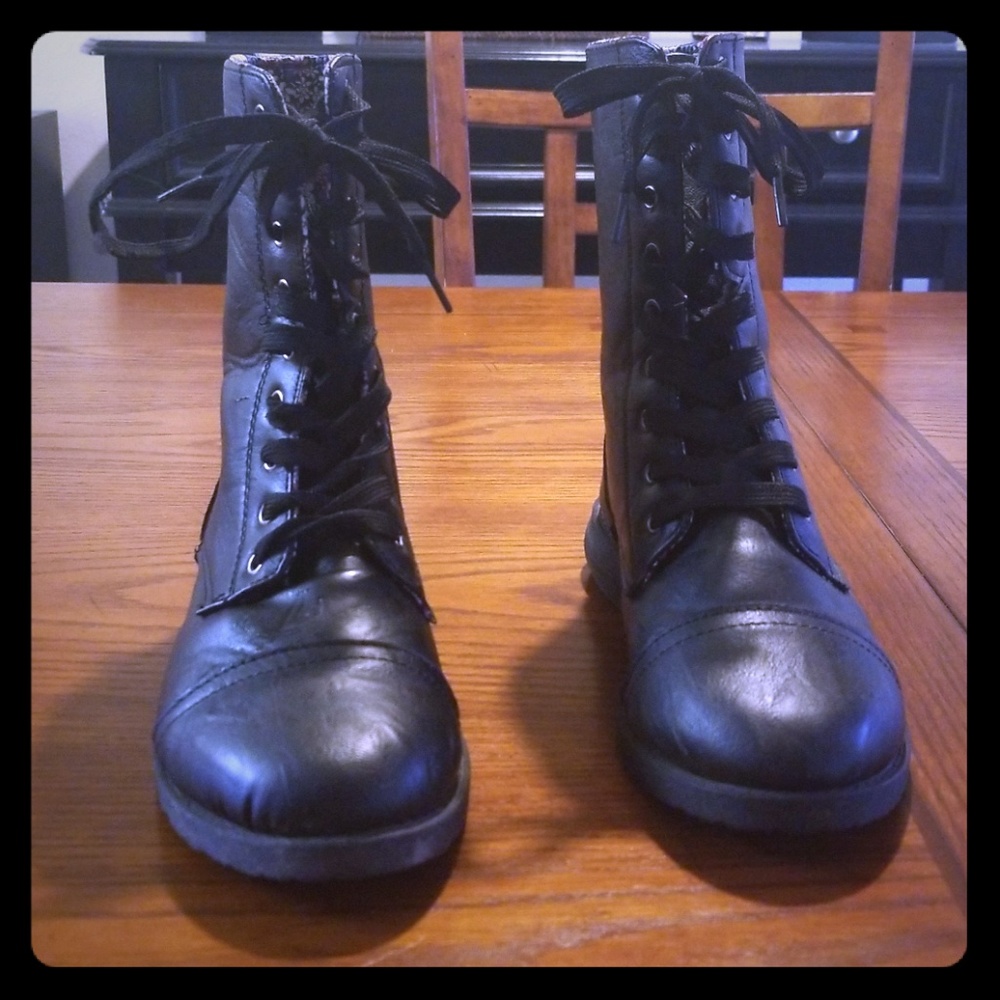 Black lace up combat boots size 6